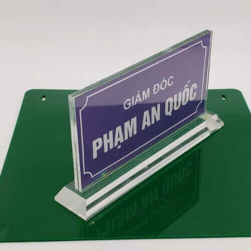 kệ chức danh mica