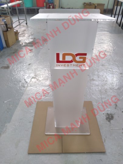 bục phát biểu mica
