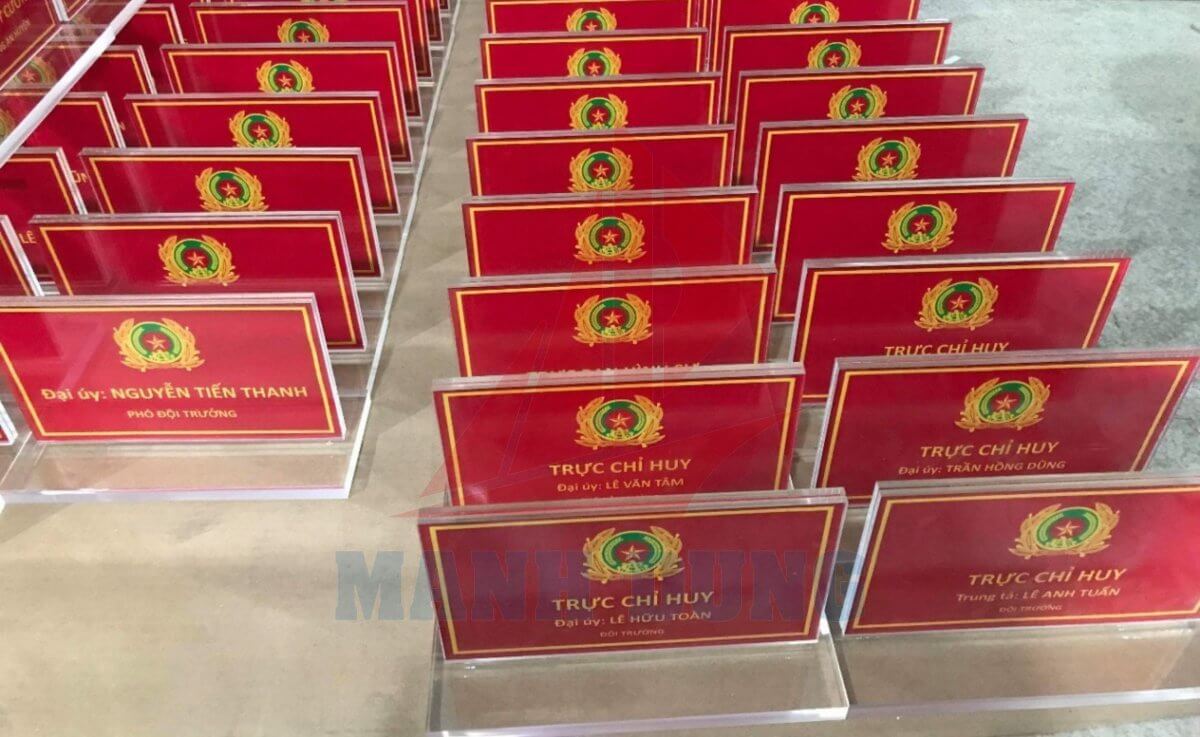 biển chức danh để bàn