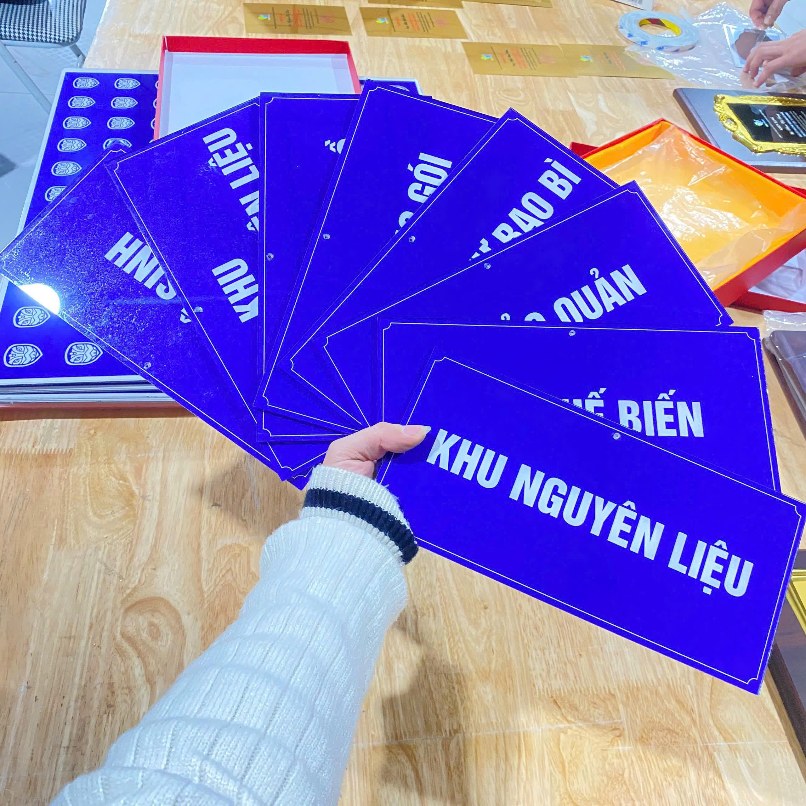 bien-ten-phong-mau-xanh